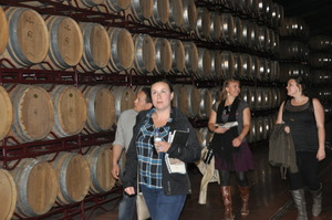 La misión durante su visita a la bodega Grandes Vinos y Viñedos