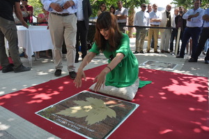 Paula Ortiz tras plasmar las manos en el Paseo de las Estrellas de Cariñena