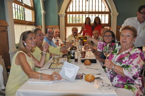 La familia andaluza ganadora del premio con las embajadoras de El Vino de las Piedras