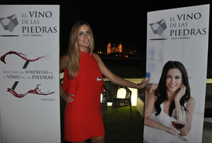 Embajadora del Vino de las Piedras en la terraza del restaurante River Hall