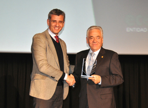 01 El director de Heraldo de Aragón, Mikel Iturbe, entregó el Premio CMG a Santiago Gracia, propieta