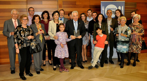 03 Santiago Gracia con su familia y trabajadores de Bodegas Solar de Urbezo