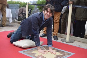 Eduardo Noriega pone sus manos en el Paseo de las Estrellas de Cariñena