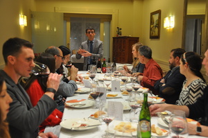 El sumiller Raúl Igual explica en la cena cata las características de los vinos de Cariñena