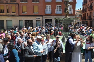 Brindis junto a la emblemática Fuente de la Mora de Cariñena