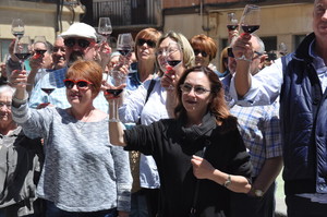 Cariñenenses alzando sus copas en el brindis