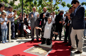 Luisa Gavasa tras plasmar sus manos en el Paseo de las Estrellas de Cariñena