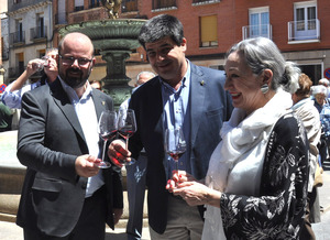 Sergio Ortiz (alcalde y presidente Comarca Cariñena), Antonio Ubide (presidente DOP Cariñena) y la a