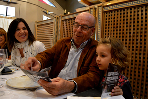 Tres generaciones disfrutando con las Sorpresas en el restaurante
