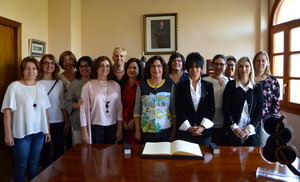 Cristina del Valle y María Victoria Broto con mujeres de Cariñena tras la firma en el Libro de Honor