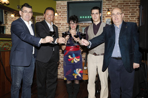 Claudio Herrero, Ignacio Casamitjana, Lucía Camón, Celino Gracia y José Luis Campos brindan con El V