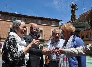 Luisa Gavasa, a la izquierda, protagonizó el brindis del I Día Movimiento Vino D.O. en Cariñena el p