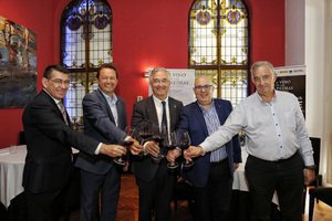 El consejero de la DGA, Joaquín Olona, y el presidente de la DOP Cariñena, Ignacio Casamitjana, y ot