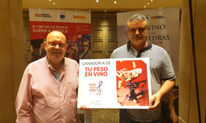 José Luis Campos, director de Comunicación de la DOP Cariñena, y el ganador del premio Alberto Viñad
