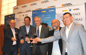 José Luis Campos, Ignacio Casamitjana, Joaquín Olona, Antón Castro y Claudio Herrero brindan tras la