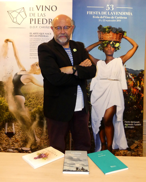 Antón Castro con las dos ediciones de su novela Cariñena y el poemario Vino del mar