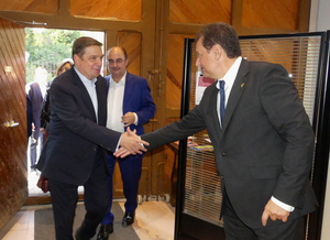 5 El ministro Luis Planas saluda la presidente Ignacio Casamitjana en presencia del presidente arago