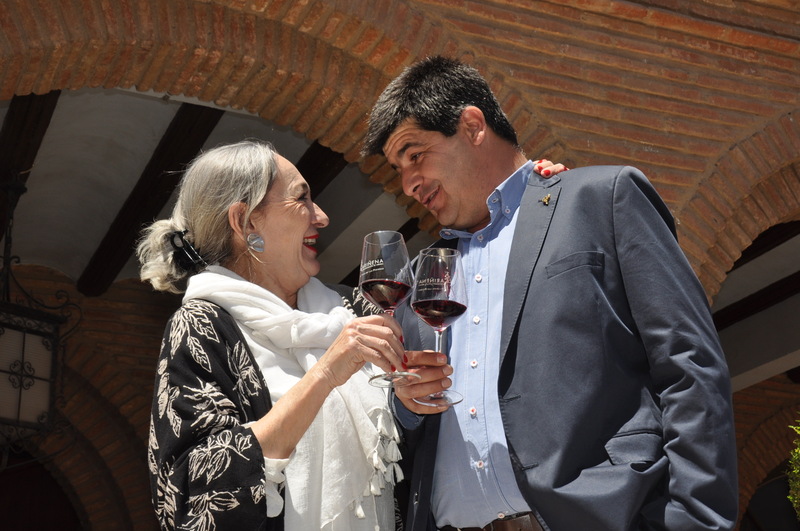 Luisa Gavasa y Antonio Ubide en el brindis de DÍA MOVIMIENTO VINO DO