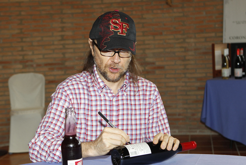 Santiago Segura firma una botella de la D.O.P. Cariñena