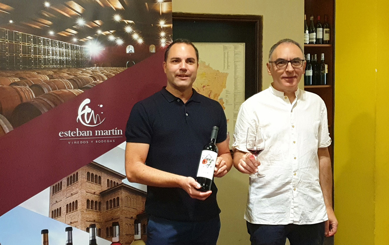 El enólogo Jorge Barbería y  periodista gastronómico José Luis Solanilla con el nuevo vino Ulula